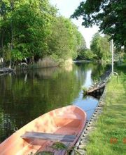 Der Storkower Kanal mit Uferweg und Ruderboot