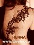 Frau mit komplexem Henna-Design auf dem Rücken und dem Schriftzug "HENNA".