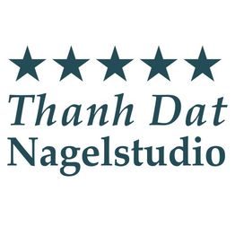Fünf Sterne über Schriftzug „Thanh Dat Nagelstudio“ auf weißem Hintergrund.