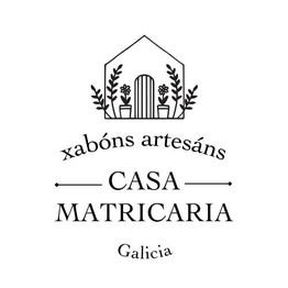Logotipo de Casa Matricaria: dibujo de una casa con plantas, texto "xabóns artesáns" y "Galicia".