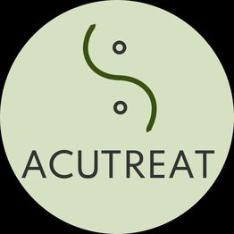 Rond logo met tekst "ACUTREAT" op groene achtergrond en abstracte lijnen en stippen erboven.