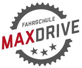 Logo der Fahrschule MaxDrive mit Zahnrad und drei Sternen.