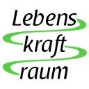 Text: "Lebenskraftraum" in Schwarz, umrahmt von grünen geschwungenen Linien.