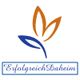 Abstraktes Logo mit Blattmotiv in Braun und Blau, darunter Text: "Erfolgreich Daheim".