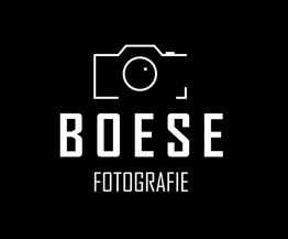 Schwarzer Hintergrund mit weißer Kamera-Skizze und Text: "BOESE FOTOGRAFIE".