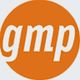 Orange Kreis mit dem weißen Schriftzug "gmp".
