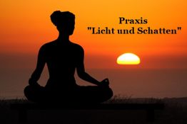 Person meditiert im Lotussitz vor Sonnenuntergang; Text: Praxis "Licht und Schatten".