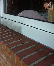 Verwitterte Fensterrahmen aus Kunststoff mit JEMAKO PreWash wieder weiß und sauber !