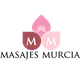 Logo con letras "M" sobre fondo de pétalos rosas y flor central. Texto: "MAHARANI ME".