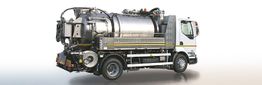 Camion spurgo su sfondo bianco, dotato di cisterna metallica e attrezzatura per pulizia.