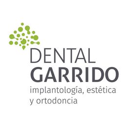Logotipo de Dental Garrido, con texto "implantología, estética y ortodoncia" y diseño verde.