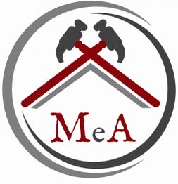 Logo met twee hamers, dak en de letters "MeA". Kleurenschema: rood, grijs, zwart.
