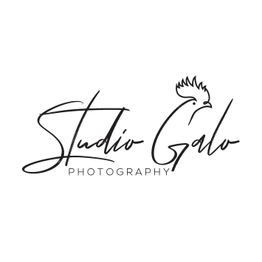 Logo mit Schriftzug "Studio Galo Photography" und stilisiertem Hahnkopf darüber.