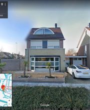 Straatbeeld van een huis aan de Fortlaan in Apeldoorn, met auto's en een kaart in de hoek.