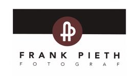 Logo mit schwarzem Balken, rotem Kreis, stilisiertes „FP“ und Text „Frank Pieth Fotograf“.