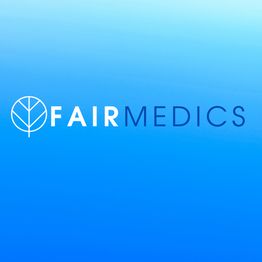 Blaues Logo mit weißem Blatt-Symbol und dem Text "FAIRMEDICS".