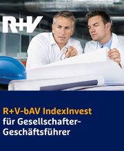 Zwei Männer schauen auf Baupläne; R+V-Logo und Text über bAV IndexInvest für Geschäftsführer.