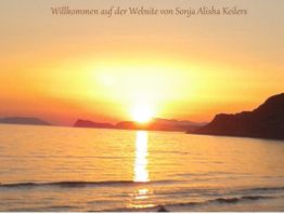 Sonnenuntergang am Meer mit Bergen im Hintergrund und Begrüßungstext oben im Bild.