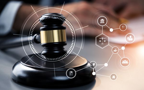 Ein Richterhammer symbolisiert die rechtlichen Grundlagen für Verträge von Fotografen.