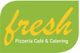 Grünes Logo mit gelber Schrift "fresh" und weißem Text "Pizzeria Café & Catering".
