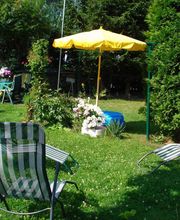 Gästegartenbereich mit Grill, Liegen, Schaukel. Sandkiste