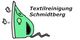 Zeichnung eines bügelnden grünen Bügeleisens mit "Textilreinigung Schmidtberg"-Text.