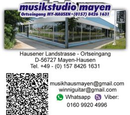 Musikstudio Mayen-Gebäude mit Kontaktinfos, QR-Code, E-Mail und Telefonnummern.