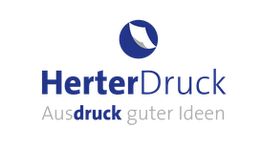 Logo mit Text: "HerterDruck - Ausdruck guter Ideen" und stilisiertem Blatt in Blau und Grau.