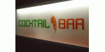 Leuchtendes Schild mit der Aufschrift "Cocktail Bar" in Grün und Rot.