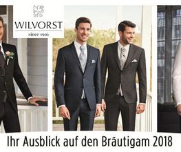 Drei Männer in eleganten Anzügen, die bei einer Hochzeit posieren, "WILVORST" oben im Bild.