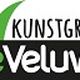 Logo met tekst "Kunstgras de Veluwe" en een groene grasgrafiek.