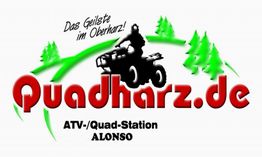 Logo mit Text „Quadharz.de“ und einem Quad, umgeben von grünen Bäumen.