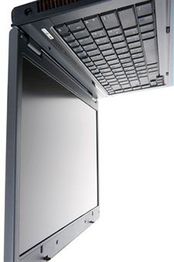 Geöffneter Laptop von der Seite, zeigt Tastatur und Bildschirm.