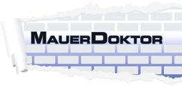 Zerrissenes Papier enthüllt das Wort "MauerDoktor" vor einem Hintergrund aus Mauersteinen.