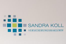 Bunte Quadrate und Text: Sandra Koll, Versicherungsmaklerin.