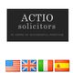 Imagen de logo de "ACTIO solicitors" y banderas de EE.UU., UK, Italia y España.