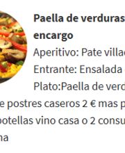 Plato de paella de verduras con espárragos y pimientos. Menú detallado al lado.