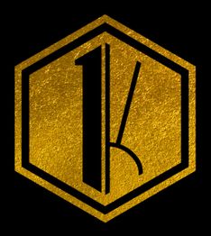 Gouden zeshoek met een zwarte "K" op een zwarte achtergrond.