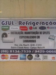 Placa de empresa de refrigeração, serviços de split e lavadoras, com contatos e logotipos.