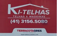 Placa vermelha com logo "KI-TELHAS", telefone (41) 3156.5080 e "TERRACOTAGRES".