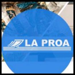 Logo azul de La Proa con un gráfico abstracto de proa de barco en el fondo.