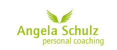 Grüne Schrift "Angela Schulz personal coaching" mit Flügelmotiv darüber.