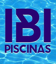 Logotipo azul "IBI Piscinas" sobre fundo de água clara.