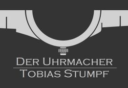 Graues Logo auf dunklem Hintergrund: "Der Uhrmacher Tobias Stumpf" mit Uhrendesigns.