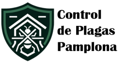 Escudo verde con un diseño geométrico y texto ilegible al lado derecho.