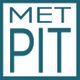 Logo met de tekst "MET PIT" in blauwe letters op een witte achtergrond.