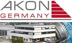 Logo von Akon Germany über einem modernen Gebäude mit Industrieanlagen im Hintergrund.