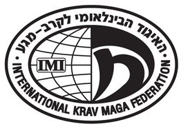 Logo ovale della Federazione Internazionale di Krav Maga con testo e simboli al centro.