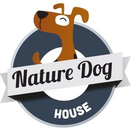 Logotipo com um cachorro sorridente e as palavras "Nature Dog House" em um círculo.