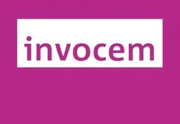 Lila Hintergrund mit weißem Feld und Schriftzug „invocem“ in lila.
